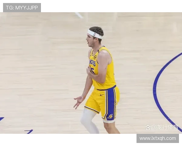 里夫斯谈与詹姆斯东契奇共打球的责任感与自我期许