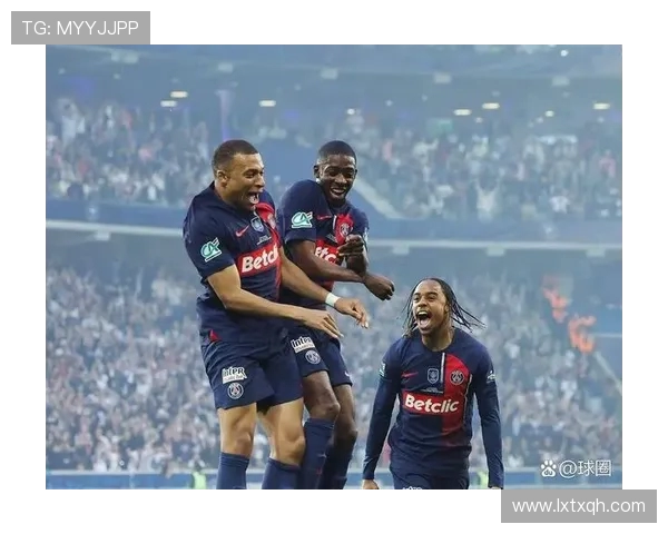 姆巴佩争抢中意外倒地主动示意换人球迷心忧望无大碍